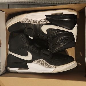 312 black Jordan's sz 11.5 with OG box
